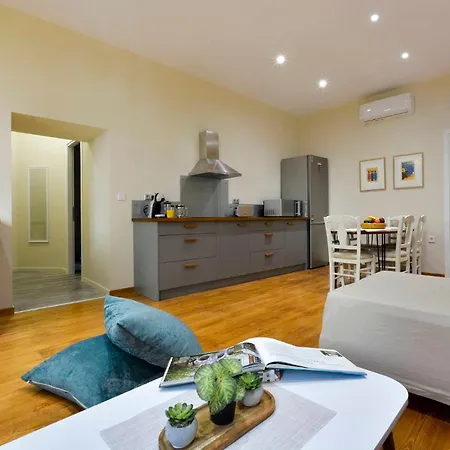 Beau Maison Apartment